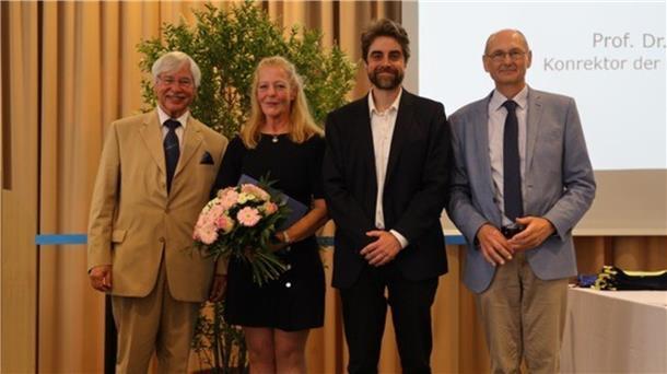 Prof. Dr. Birgit Vock-Wannewitz ist mit dem Teaching Award 2023 ausgezeichnet worden. Mit ihr freuen sich (von links) Prof. Dr. Ulrich Sander, Prof. Dr. Patrick Frohberg und Prof. Dr. Dr. Gerhard Feldmeier.