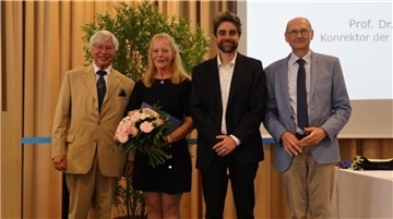 Prof. Dr. Birgit Vock-Wannewitz ist mit dem Teaching Award 2023 ausgezeichnet worden. Mit ihr freuen sich (von links) Prof. Dr. Ulrich Sander, Prof. Dr. Patrick Frohberg und Prof. Dr. Dr. Gerhard Feldmeier.