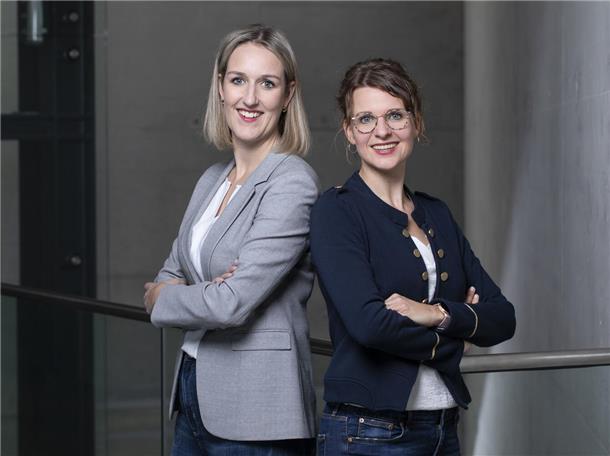 Zwei Frauen lächeln und stehen Rücken an Rücken mit verschränkten Armen. Prof. Dr. Birte Kemmerling (links) und Prof. Dr. Barbara Kleine-Kalmer gründen das Institut, um die Marketing-Expertise der Hochschule Bremerhaven zu stärken und die regionale Wirtschaft mit Markt- und Branchenstudien zu unterstützen.