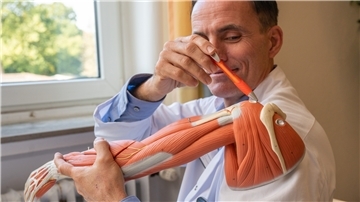 Prof. Dr. Marius von Knoch zeigt die Stelle eines möglichen Rotatorenmanschettenrisses.