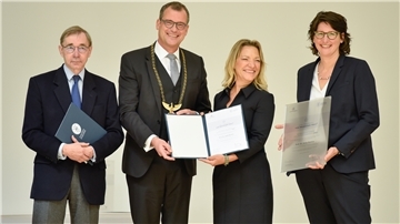 Prof. Dr. Thomas Krieg (v. l.), Vizepräsident der Nationalen Akademie der Wissenschaften Leopoldina, Prof. (ETHZ) Dr. Gerald Haug, Präsident der Nationalen Akademie der Wissenschaften Leopoldina, Preisträgerin Prof. Dr. Antje Boetius, Andrea Frank, stellvertretende Generalsekretärin und Mitglied der Geschäftsführung des Stifterverbandes freuten sich über die Preisverleihung.