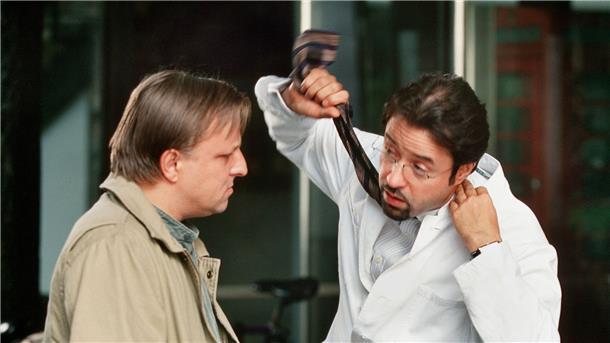 20 Jahre Münster-„Tatort“: Pauli-Fan und Professor Prof. Karl-Friedrich Boerne (Jan Josef Liefers, r) macht es anschaulich: Er erklärt Hauptkommissar Frank Thiel (Axel Prahl) einen möglichen Tathergang - eine Szene aus „Tatort: Der dunkle Fleck“.