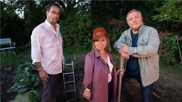 Quoten-Erfolg für Münster-„Tatort“ Prof. Karl-Friedrich Boerne (l-r, Jan Josef Liefers), Silke Haller (ChrisTine Urspruch) und Frank Thiel (Axel Prahl) beim Gärtnern.