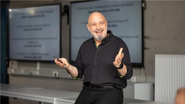 Alexis Papathanassis lehrt in der Hochschule Bremerhaven.