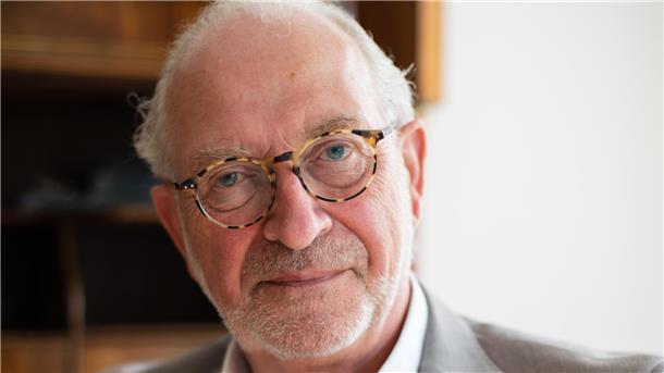 Professor Dr. Roland Kaehlbrandt ist Sprach- und auch Sozialwissenschaftler 