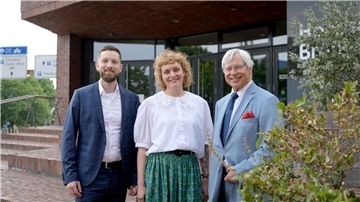 Ulrich Sander mit Absolventen