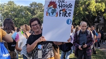 Eine Frau mit einem Plakat bei einer Demonstration.