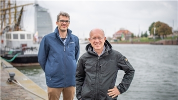 Zwei Männer am Neuen Hafen