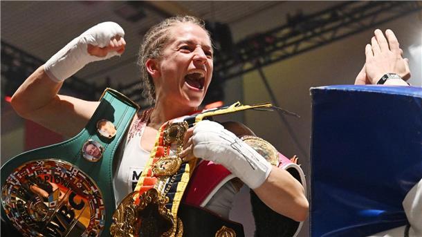 Drei WM-Titel: Tina Rupprecht erobert Box-Thron Profi-Boxerin Tina Ruprrecht feiert ihre drei WM-Titel.