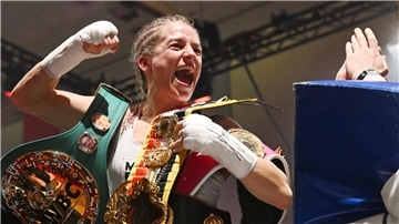 Profi-Boxerin Tina Ruprrecht feiert ihre drei WM-Titel.