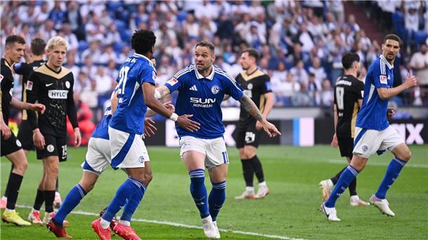 Profi-Comeback am letzten Spieltag: Der ehemalige Bundesliga-Stürmer Pierre-Michel Lasogga (M), der mittlerweile normalerweise für Schalke II in der Regionalliga spielt, wurde von den Schalker Fans gefeiert.