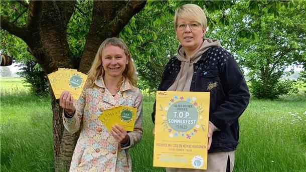 Projektkoordinatorin Janine Claßen und Ute Büthe (Mitarbeiterin in den Jugendwerkstätten) organisieren für die KVHS den Tag der offenen Projekte.