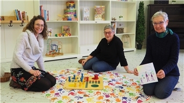 Projektkoordinatorin Verena Rocker freut sich über ehrenamtlich engagierte Menschen wie die beiden Leihomas Angelika Brückner und Uschi Wilkens (von links).
