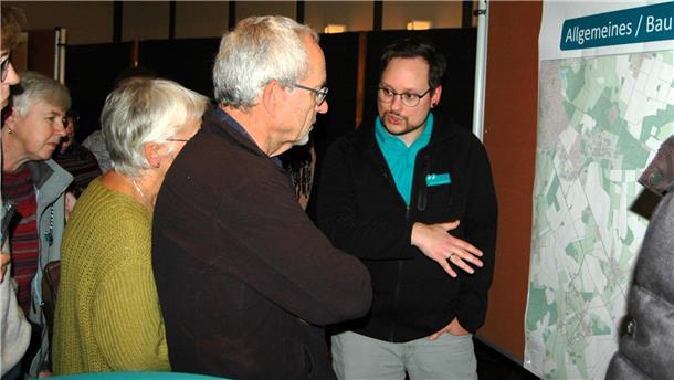 Projektleiter Robert Koddebusch erläutert mit Grafiken die Standorte der Windenergieanlagen