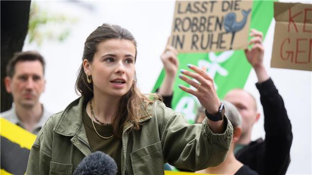 Prominenter Protest: Vor dem niedersächsischen Landtag warnt Klimaaktivistin Luisa Neubauer vor einer Gasförderung nahe dem Nationalpark Wattenmeer. 