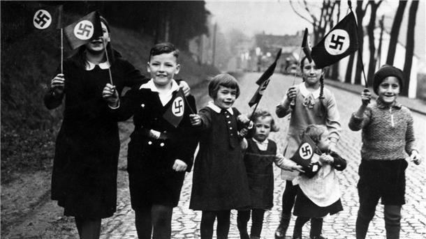 Doku: „Berlin 1933 - Tagebuch einer Großstadt“ Propagandafoto für die Presse: Kinder mit Hakenkreuzfahnen in einer Szene aus der Dokumentation „Berlin 1933 - Tagebuch einer Großstadt“.