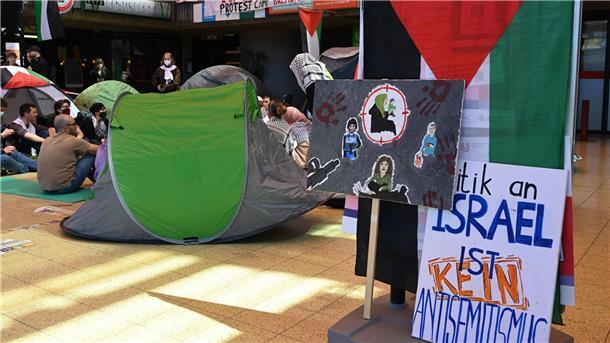 Uni Bremen: Protestcamp von propalästinensischen Aktivisten Propalästinensische Aktivisten haben in einem Gebäude der Universität Bremen ein Protestcamp errichtet.
