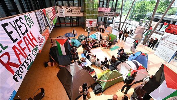 Propalästinensische Aktivisten errichten Protestcamp in Uni Propalästinensische Aktivisten haben in einem Gebäude der Universität Bremen ein Protestcamp errichtet.