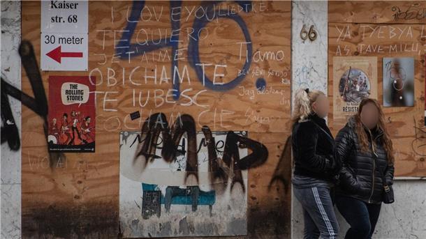 SPD-Politikerin fordert Bestrafung von Freiern Prostituierte warten auf der Kaiserstraße im Frankfurter Bahnhofsviertel auf Freier.