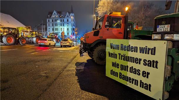 Protest am Hafen: Landwirte sperren die Zufahrten zum Hafen.