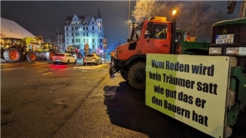 Protest am Hafen: Landwirte sperren die Zufahrten zum Hafen.