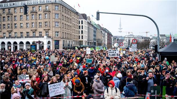 Fridays for Future: 220.000 Teilnehmer bei Klima-Protesten Protest auch in Hamburg. Fridays For Future hatte an mehr als 250 Orten bundesweit Aktionen geplant.