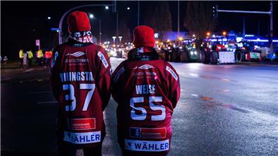 Protest der Landwirte der Region auf beiden Seiten der Bremerhavener Stresemannstraße vor der Eisarena vor dem Spiel der Fischtown Pinguins gegen die Kölner Haie.