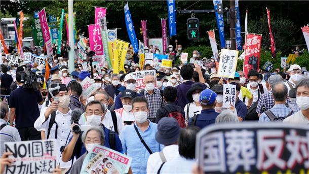 Japan ehrt ermordeten Ex-Premier Abe mit Staatstrauerakt Protest gegen den Staatstrauerakt in Toki. Abes Gegner werfen Abe Versuche vor, Japans Kriegsgräuel zu beschönigen und die pazifistische Nachkriegsverfassung zu ändern.