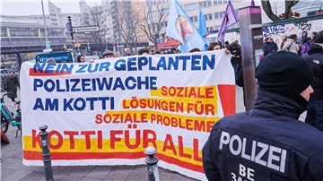 Protest gegen die neue Polizeiwache am Kottbusser Tor in Berlin-Kreuzberg.