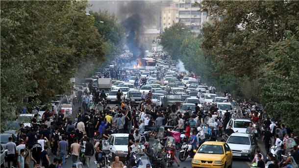 Protest in der Innenstadt von Teheran am 21. September nach dem Tod der 22-jährigen Mahsa Amini.