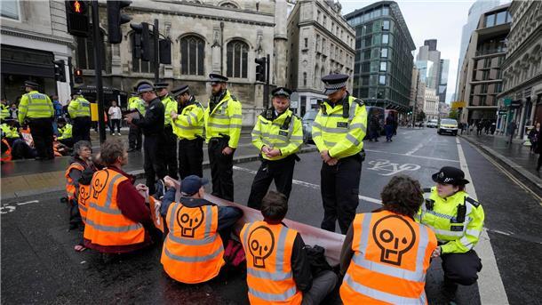 „Kulturkrieg gegens Klima“? London setzt auf fossile Energie Protestaktion: Aktivisten der Gruppe „Just Stop Oil“ blockieren im Herbst 2022 eine Straße in London und fordern, zukünftige Gas- und Ölprojekte zu stoppen.