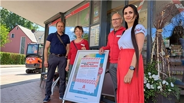 Protestaktion an der Rosen-Apotheke in Bremerhaven-Geestemünde: Joachim Sandmann (links) von der Alten privilegierten Apotheke in Lehe sowie Erika und Klaus-Peter Miéville mit einer Mitarbeiterin zeigen am Protesttag Präsenz. 