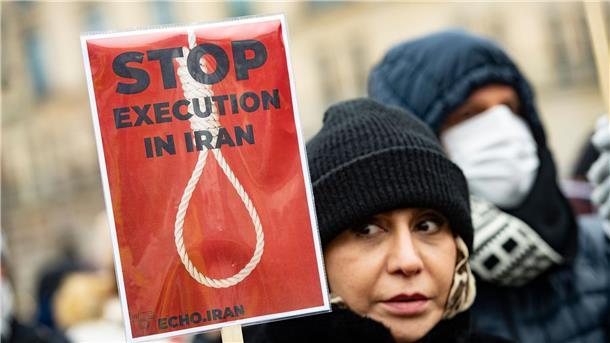 Zwei weitere Demonstranten im Iran hingerichtet Protestaktion gegen das Regime im Iran am 17. Dezember 2022 in Berlin.