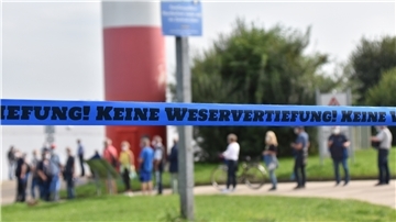 Protestaktion gegen die Weservertiefung vor Jahresfrist am Nordenhamer Strand.