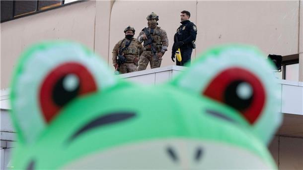 Bilder des Tages Protestaktion im Froschkostüm vor ICE-Gebäude in Portland