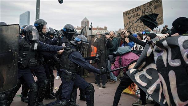 Proteste in Frankreich: Demonstranten stoßen in Lyon mit Polizisten zusammen.