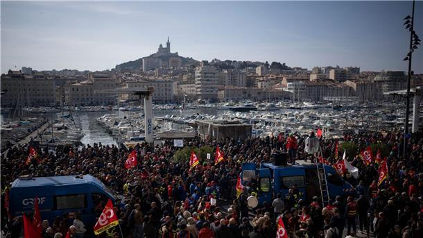 Rentenreform: Gewerkschaften wollen Frankreich lahmlegen Proteste in Marseille.