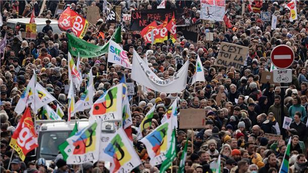 Rentenreform: Gewerkschaften wollen Frankreich lahmlegen Proteste in Nantes.