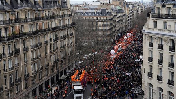 Rentenreform: Gewerkschaften wollen Frankreich lahmlegen Proteste in Paris.