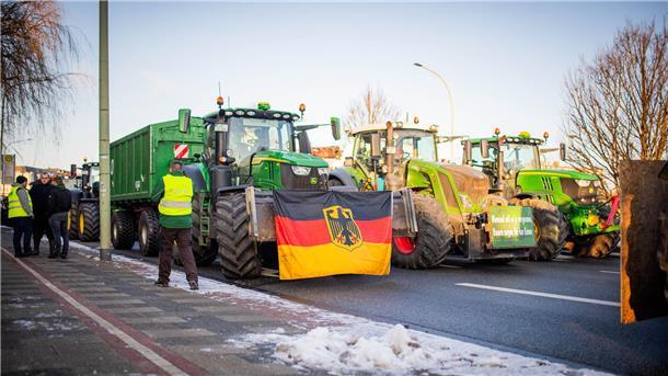 Bauernproteste: Mehr als 2000 demonstrieren in Aurich - Scholz: „Galgen sind keine Arguemente“ Proteste vor der Stadtverwaltung.