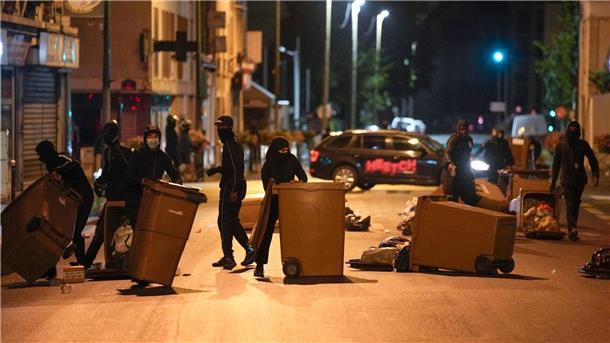 Trauerfeier für 17-Jährigen - Weitere Unruhen in Frankreich Protestierende blockieren eine Straße mit Mülleimern in Colombes, außerhalb von Paris.