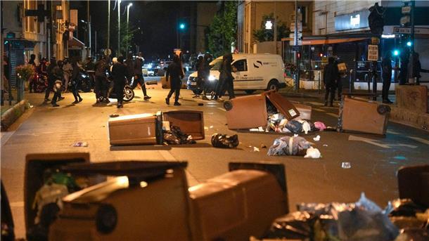 Außenpolitiker Roth sieht Stabilität Frankreichs in Gefahr Protestierende blockieren eine Straße mit Mülleimern in Colombes, außerhalb von Paris.