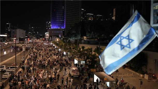 Tausende Israelis gegen Netanjahu-Regierung auf der Straße Protestzug in Tel Aviv gegen die Regierung des israelischen Premierministers Netanjahu.