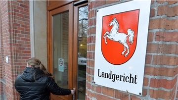 Prozess mit Hindernissen: Beim zweiten Anlauf erschien der Angeklagte vor Gericht in Oldenburg - doch nun waren die Zeugen nicht da.