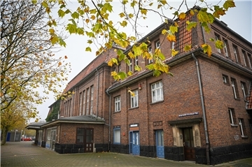 Ein Gebäude, genauer: der Bahnhof Lehe in Bremerhaven. Ein Mann soll dort auf einen anderen Mann geschossen haben. 