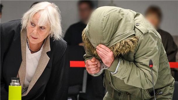 Mann mit Kapuze neben seiner Anwältin