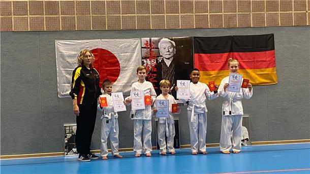 Prüferin Dina Keller mit (von links) den Karate-Talenten Robin Buttmann, Finn Benecke, Johann Menke, Mike Daum und Niklas Sundmacher.