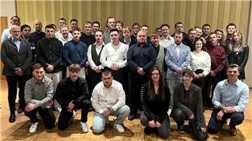 Eine Gruppe Männer und Frauen hat sich zum Foto aufgestellt. 