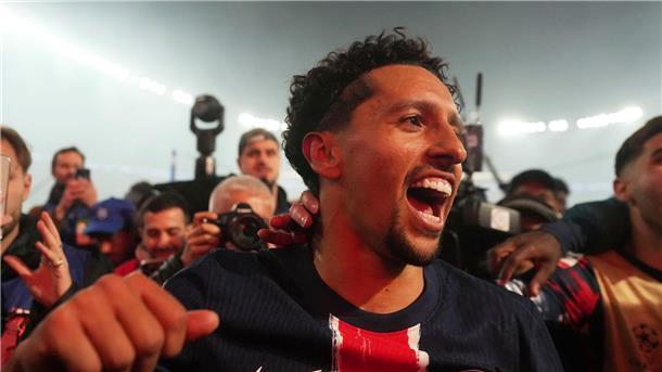 PSG-Kapitän Marquinhos jubelt mit den Fans.