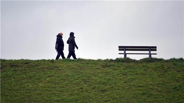 Psychiater Uwe Gonther rät an Silvester zum Spaziergang in der eigenen Nachbarschaft, das kann zum Beispiel am Deich in Bremerhaven sein.